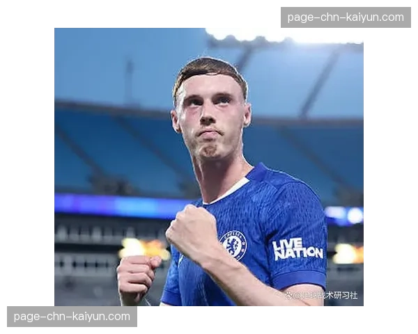 特写:帕尔默进球后指向看台,将进球献给住院的切尔西小球迷 特写:帕尔默进球后指向看台,将进球献给住院的切尔西小球迷